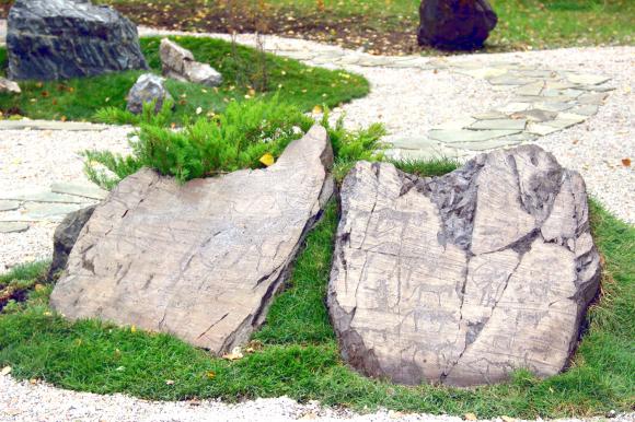 В Барнауле появились камни с копиями петроглифов эпохи бронзы
