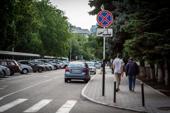В Барнауле запретят парковку и стоянку машин сразу на нескольких улицах