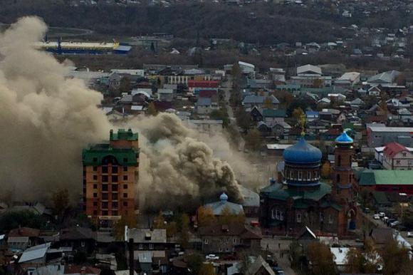 В Барнауле загорелось здание на территории храма по ул. Никитина (фото и видео)