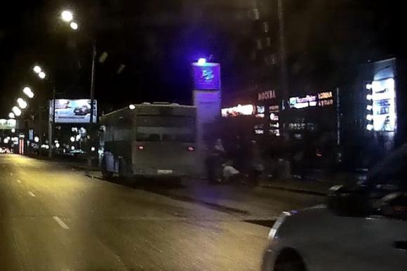 В Барнауле пьяный дебошир разбил стекло в автобусе №20 и подрался с водителем