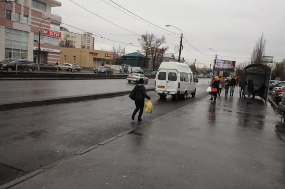 Барнаульцы жалуются, что автобусы игнорируют остановочный карман на Красноармейском (фото)