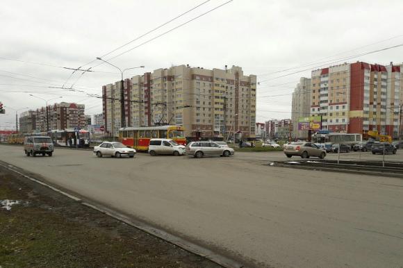 На ул. Малахова столкнулись трамвай и легковушка