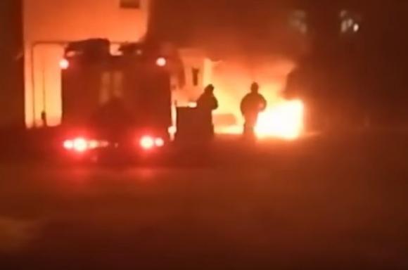 Мужчина едва не сгорел в воспламенившейся машине в Барнауле (видео)