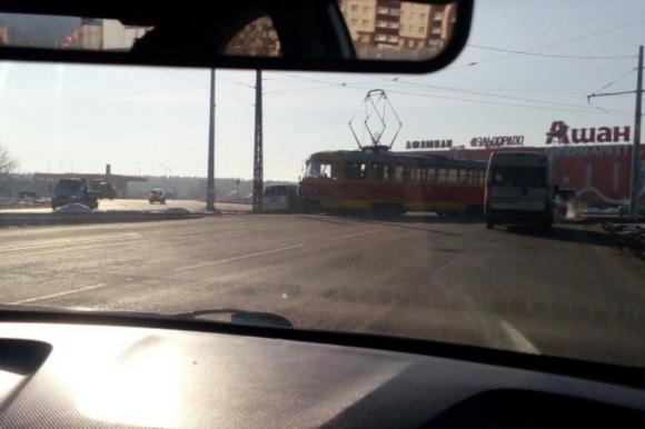 На малаховском кольце трамвай протаранил легковушку