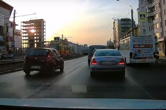 Барнаулец снял, как автомобиль едва не сбивает пешехода на пр. Ленина (видео)