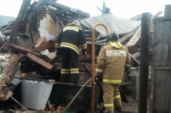 В Алтайском крае после взрыва газа рухнул одноэтажный дом (фото)