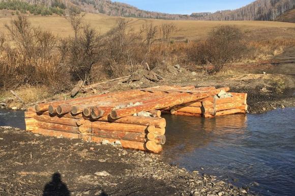 Веселый Молочник построил мост через алтайскую речку (фото и видео)