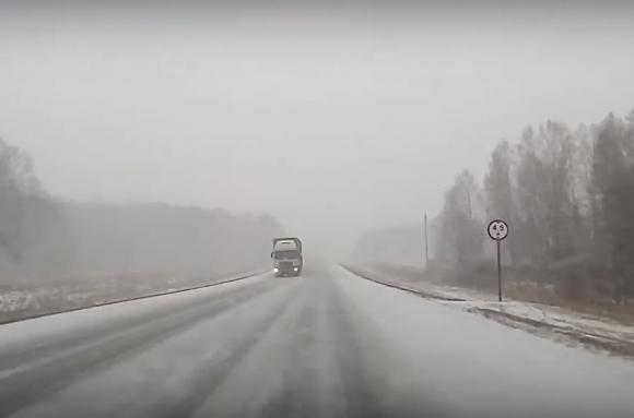 Зима на трассе: барнаулец снял непогоду по пути в Новосибирскую область (видео)