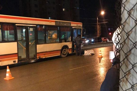 В Барнауле городской автобус сбил мужчину на переходе (фото)