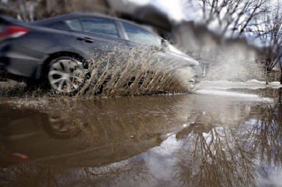 ГИБДД разыскивает водителя, который окатил грязью жительницу Барнаула