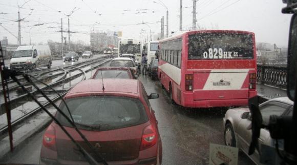 Опрос: около 20% россиян не пропускают машины в пробке
