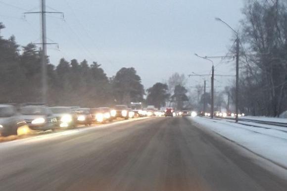 Барнаульцам приходится стоять в огромной пробке из-за нового светофора на Горе