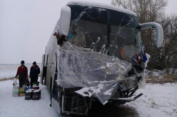 Жители Алтайского края обеспечили всем необходимым застрявших на алтайской трассе водителей автобуса