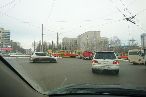 Три человека пострадали в результате столкновения трамвая и автобуса в Барнауле