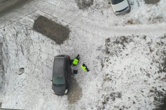 Барнаульцы сообщают о случаях воровства колес с припаркованных машин