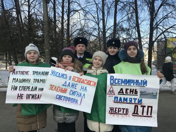 Автоинспекторы и школьники призвали водителей и пешеходов  соблюдать ПДД (фото)