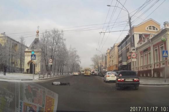 Пешеход во время приступа упал на проезжую часть пр. Ленина (видео)