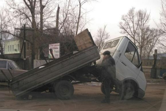 В Рубцовске грузовичок во время движения разломился пополам (фото и видео)