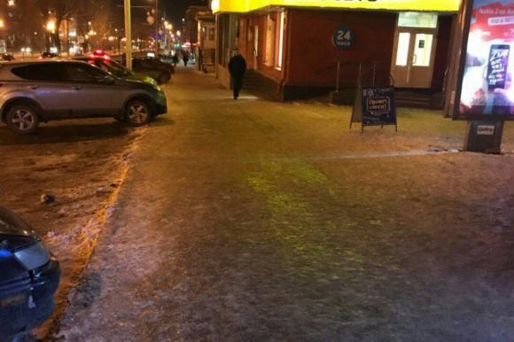 Опасно ходить: барнаульцы жалуются на покрытые льдом тротуары (фото)