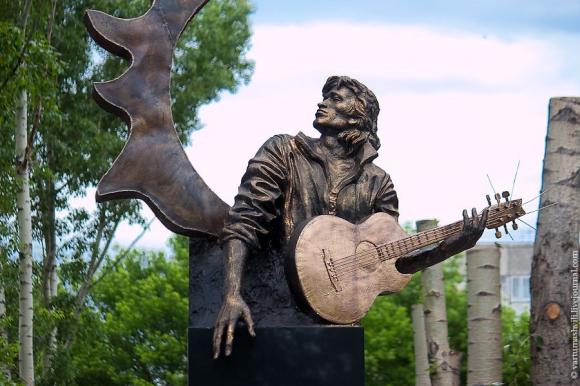 В Барнауле отреставрировали памятник рок-музыканту Виктору Цою