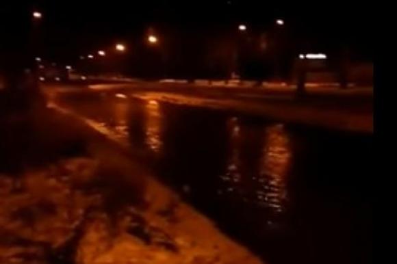 В Барнауле вода затопила несколько улиц из-за коммунальной аварии (видео)
