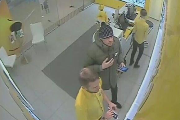 В Барнауле мошенник  ловко подменил телефон на китайскую подделку (видео)
