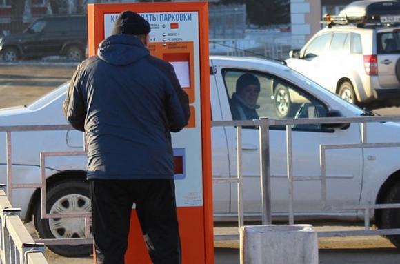 На платной парковке у ж/д вокзала водители пытаются уехать, не рассчитавшись