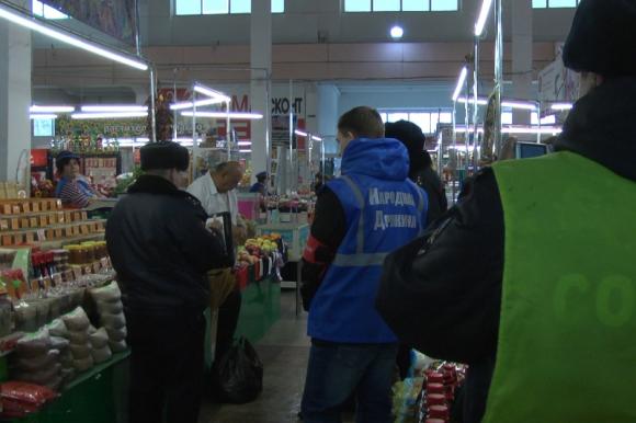 На одном из рынков Барнаула в открытую продавали насвай (фото)