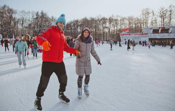 Где в Барнауле поиграть в хоккей, покататься на коньках и лыжах? (список мест)
