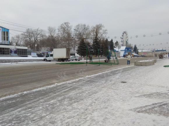 На Сахарова приступили к монтажу новой искусственной ели и снежного городка