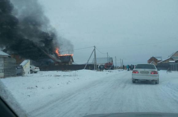 Семья с двумя детьми лишилась дома во время утреннего пожара в Сибирской долине (фото)