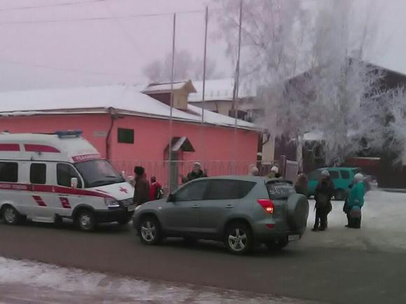 В Барнауле ребенок решил перебежать дорогу и попал под колеса кроссовера