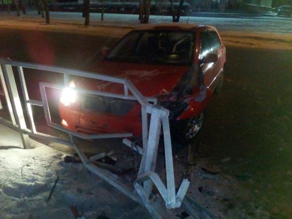 Пьяный водитель разворотил металлические ограждения на ул. Антона Петрова