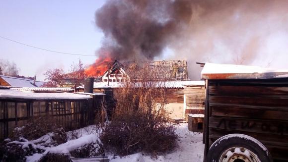 Деревянный жилой дом сгорел на ул. Краевой в Барнауле (фото)