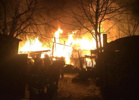Ночью 14 декабря в Квартале 953а сгорел жилой дом (фото)