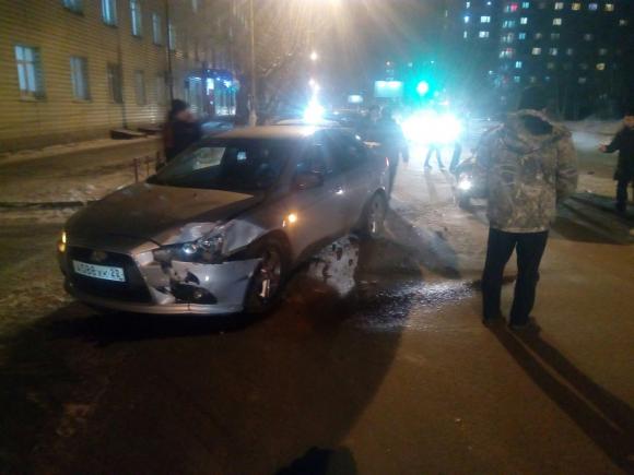 Две легковушки устроили серьезную аварию в центре Барнаула (фото)