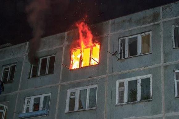 Жителей дома по ул. Антона Петрова эвакуировали из-за пожара в квартире (видео)