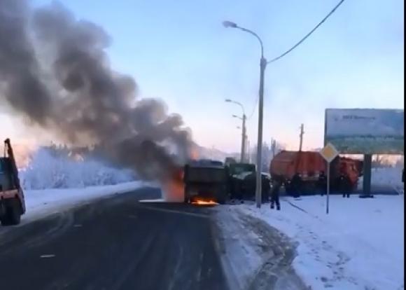 В Казенной Заимке загорелся грузовик (видео)