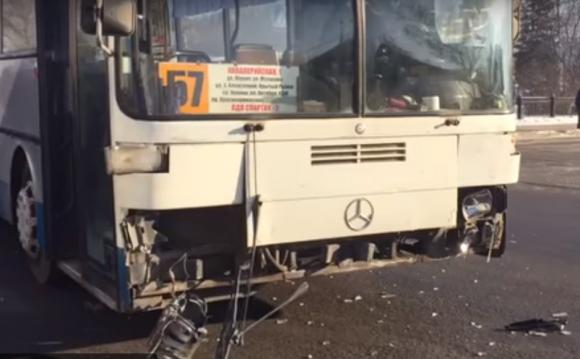 Городской автобус попал в массовую аварию в Барнауле (видео)