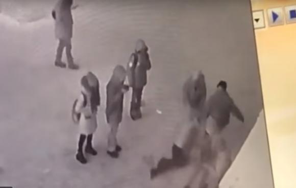 На Алтае родители избили девочку, которая поссорилась с их дочерью (видео)