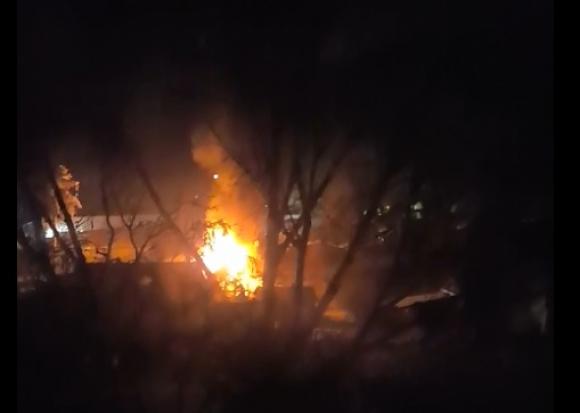Утром 21 декабря в Барнауле сгорел гараж вместе с машиной (видео)