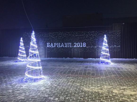 Пешеходную Мало-Тобольскую украсили праздничными елочками и гирляндами (фото)