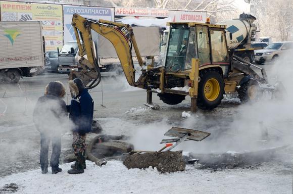 Порыв в центре Барнаула серьезно осложнил движение транспорта - возникли пробки и заторы