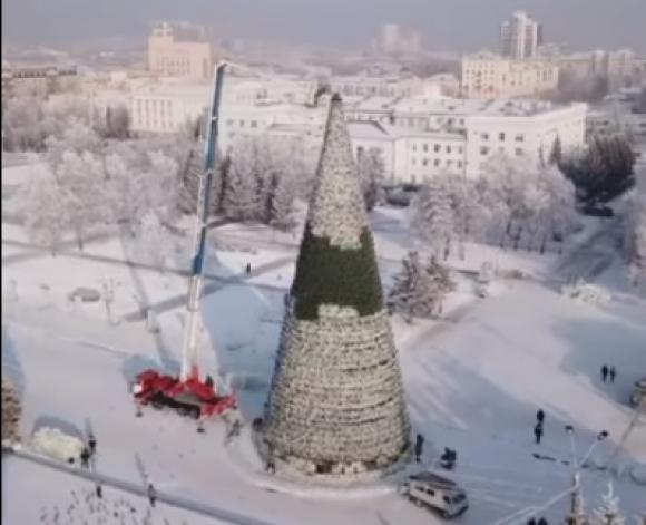 Сегодня впервые зажгут огни на новой елочке на пл. Сахарова - спешите посмотреть!