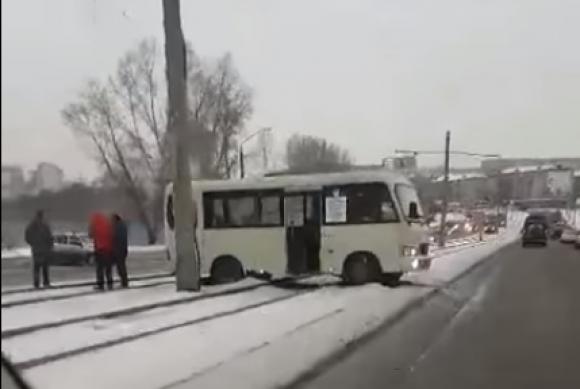 В Барнауле маршрутка вылетела на рельсы после столкновения с легковушкой (видео)