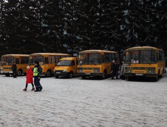 Госавтоинспекция просит водителей пропускать организованные колонны автобусов с детьми