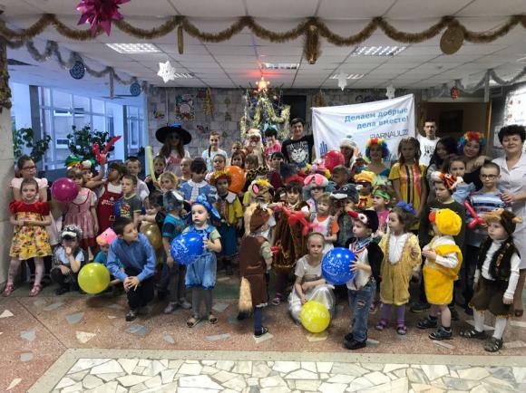 Горожане и Barnaul22 подарили ребятне из малообеспеченных семей и детдомов сладкие подарки