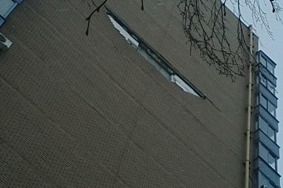 В Новоалтайске из стены новостройки вывалилась кирпичная кладка: все рухнуло вниз (фото)