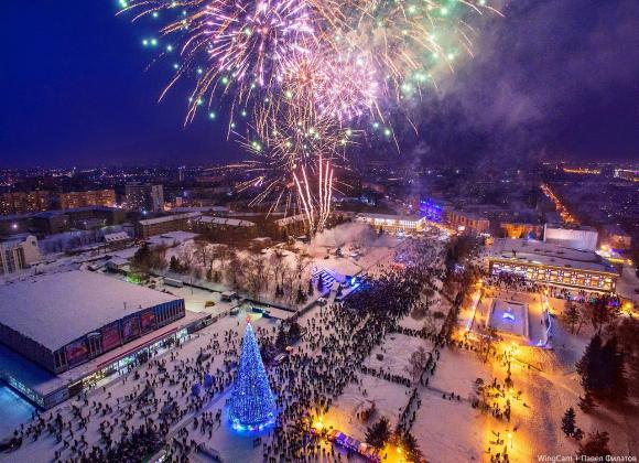 Сегодня состоится официальное открытие елки на Сахарова и праздничный фейерверк