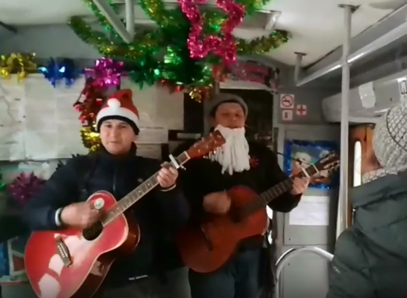 Двое парней спели песню про Новый год в барнаульском трамвае (видео)